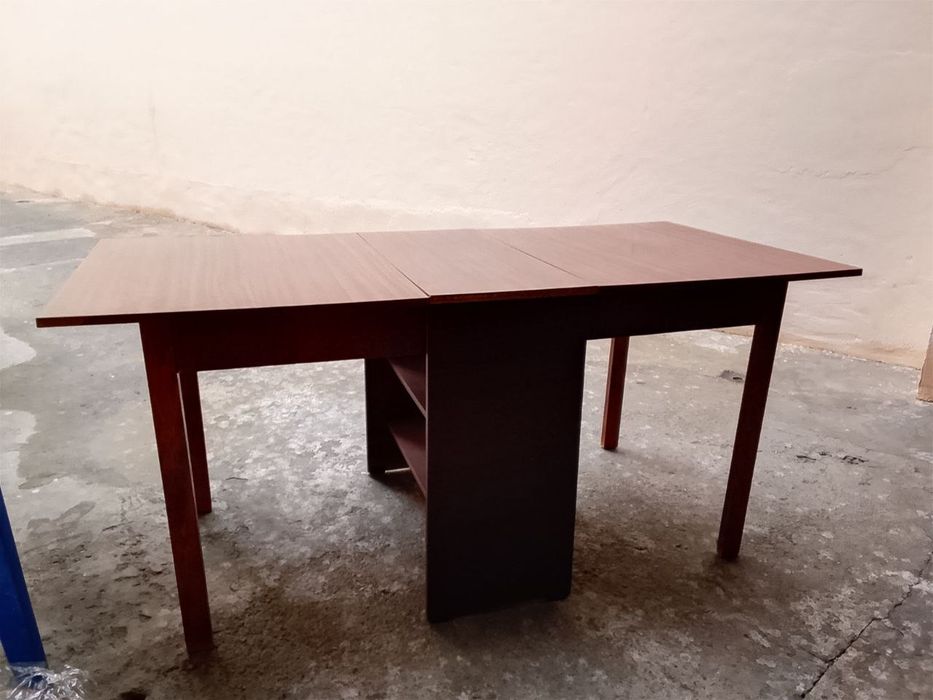 Классический коричневый стол без дефектов