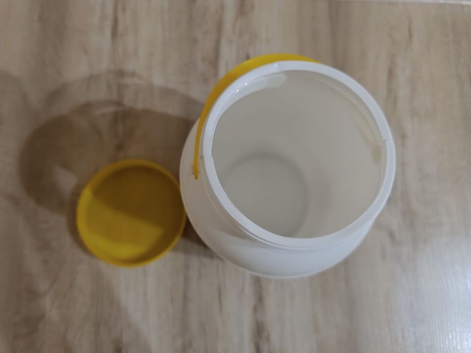 Пластиковый бидон с крышкой