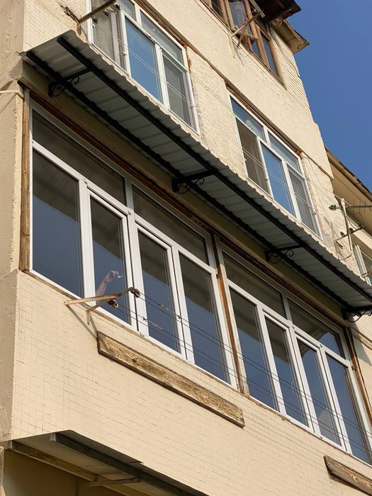 Установка козырьков над  окнами быстро и качественно.