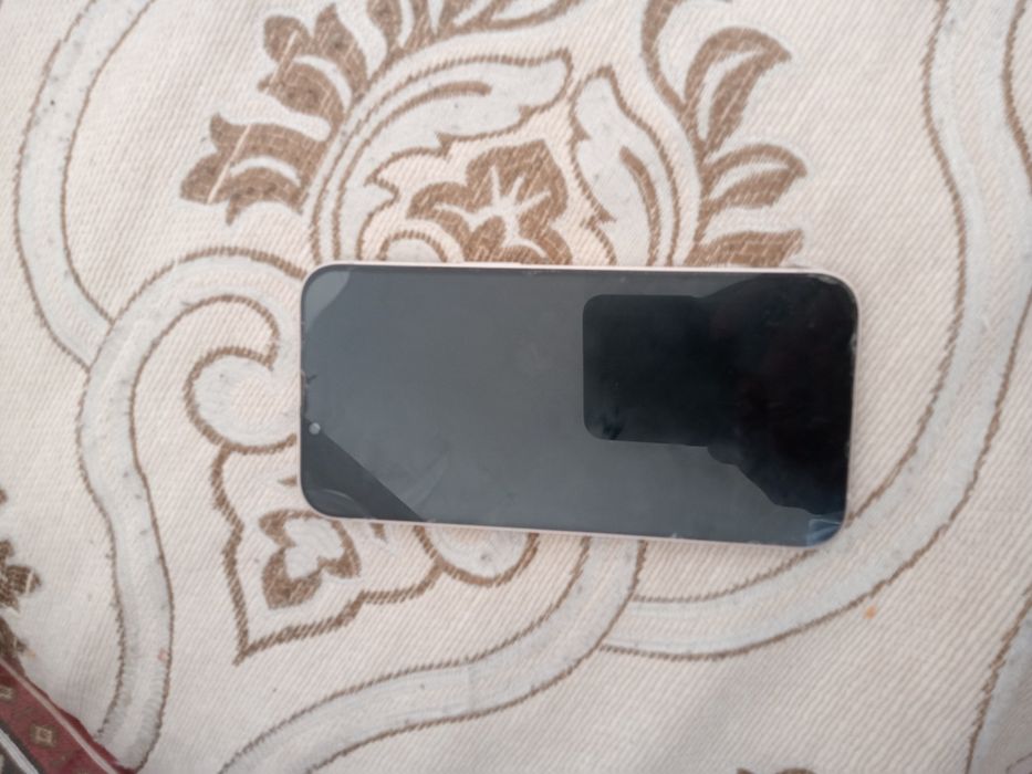 Продаю смартфон Apple iPhone 13 в хорошем состоянии, но экран поврежде