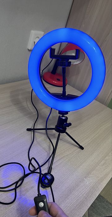 Продам кольцевую Led-лампу на штативе!