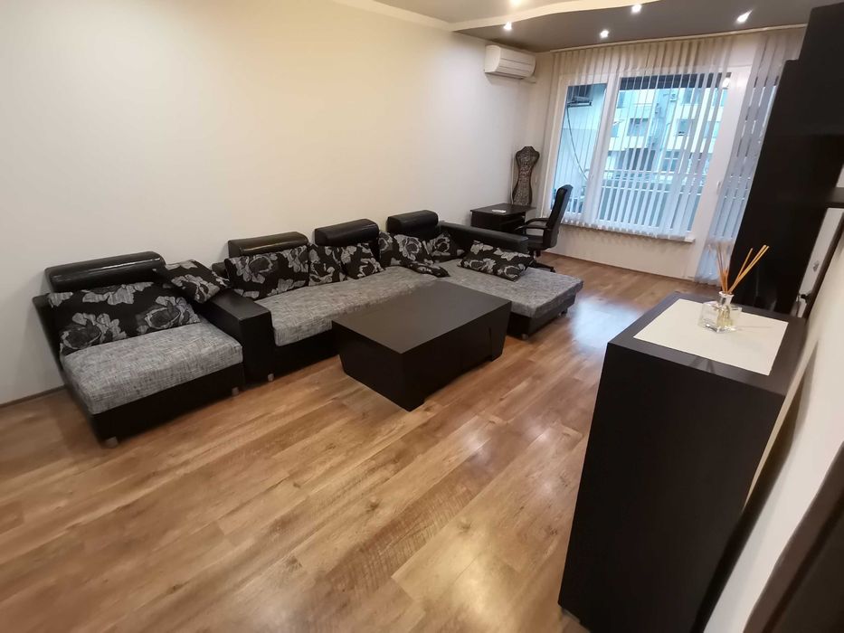 Дава се под наем Едностаен апартамент в Бургас, Лазур - 43 кв.м за 280.5 € - Снимка #1