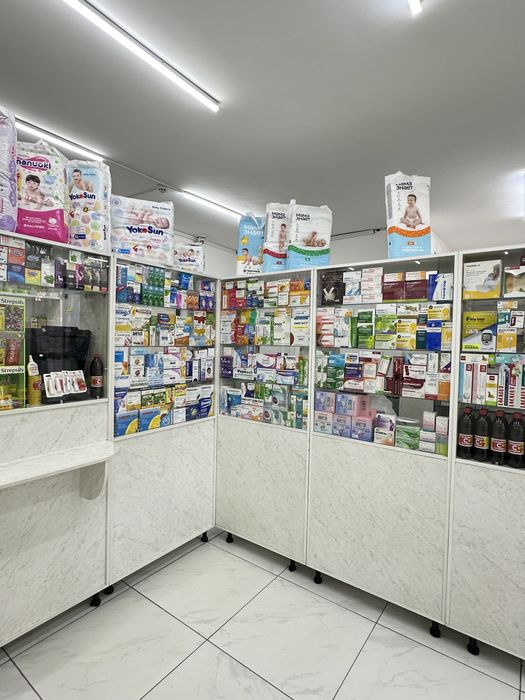 Продам мебель, витринные шкафы для аптеки