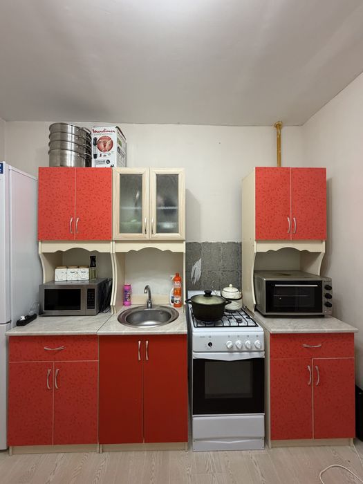 Кухонный гарнитор 20000 и газ плита 15000сатылады