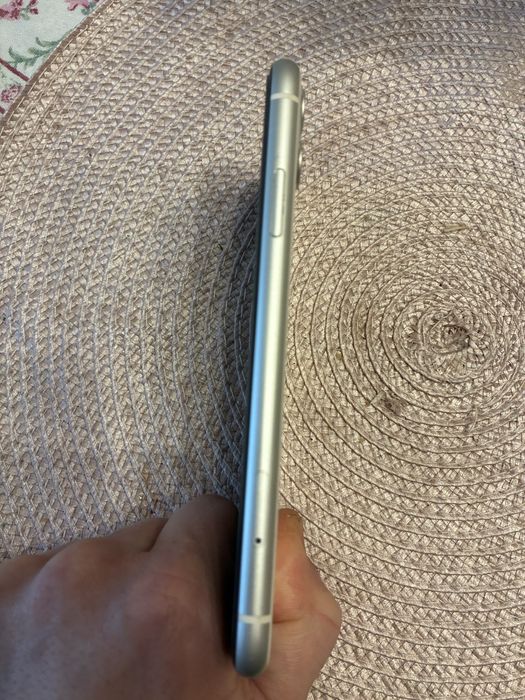 Iphone 11 64bg бял