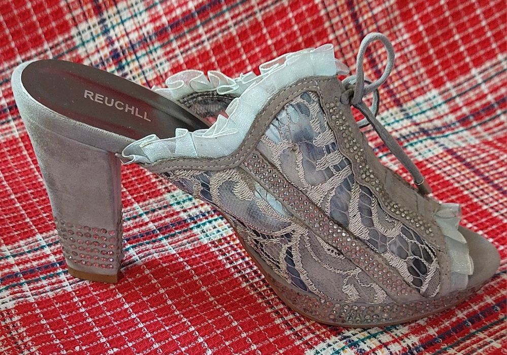 Продам босоножки на танкетке