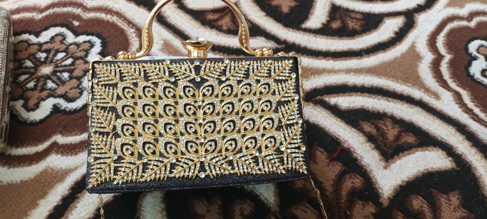 Sumka. Bazmlarga va to'ylarga olib yurish uchun qulay.