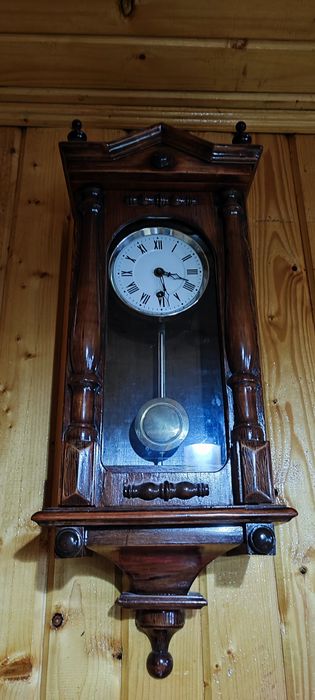 Ceas mecanic din lemn