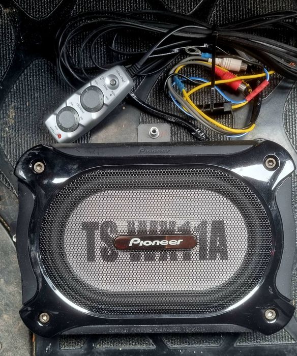 Subwoofer activ compact (sau sub-scaun) de la Pioneer, modelul TS-WX11A