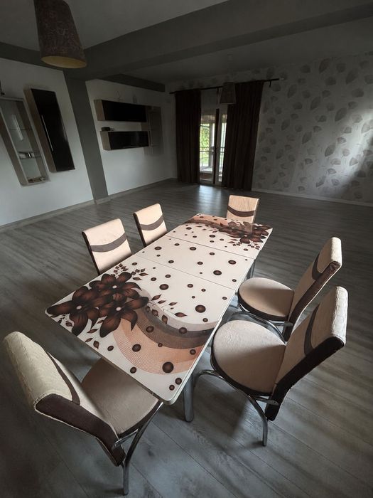 Masa living cu 6 scaune, dimensiuni 80/170 desfăcut, 80/130 strânsă