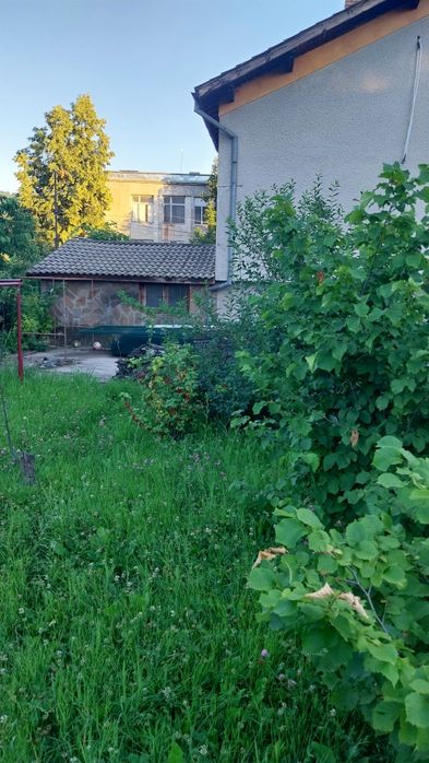 Продавам масивна къща на 3 етажа в центъра на град  Пирдоп