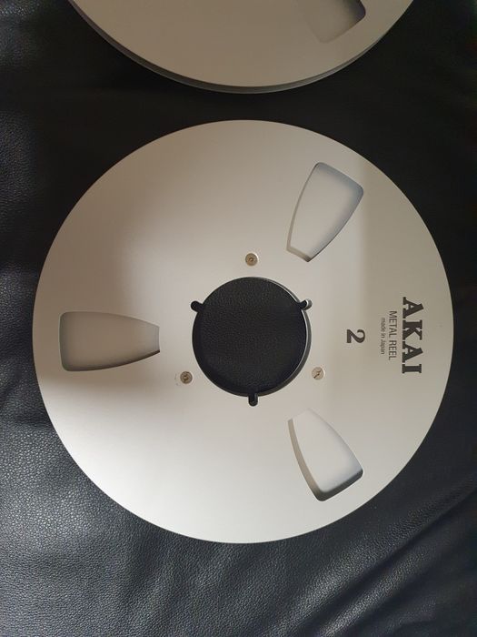 Лот от две 26,5см 10,5” алуминиеви магнетофонни ролки Akai В много доб