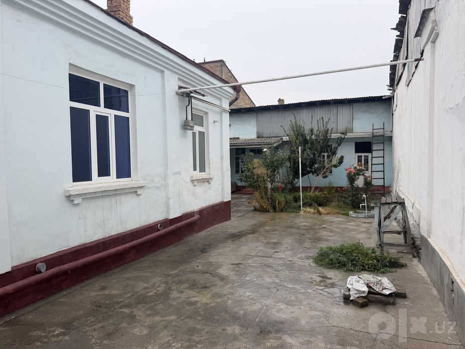 Hovli uy sotiladi