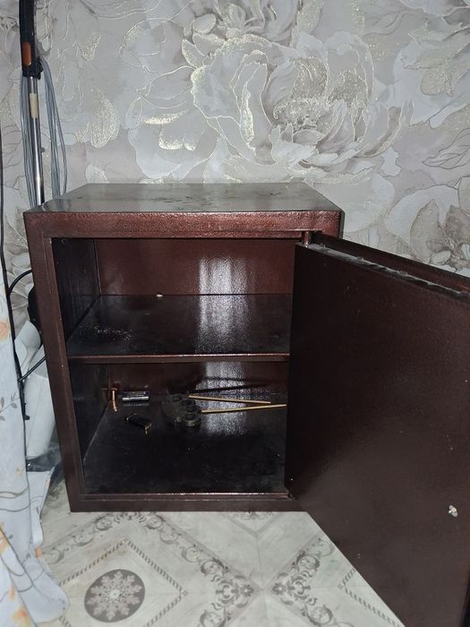 Продам сейф срчоно