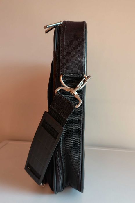 Geanta laptop design standard, culoare negru.