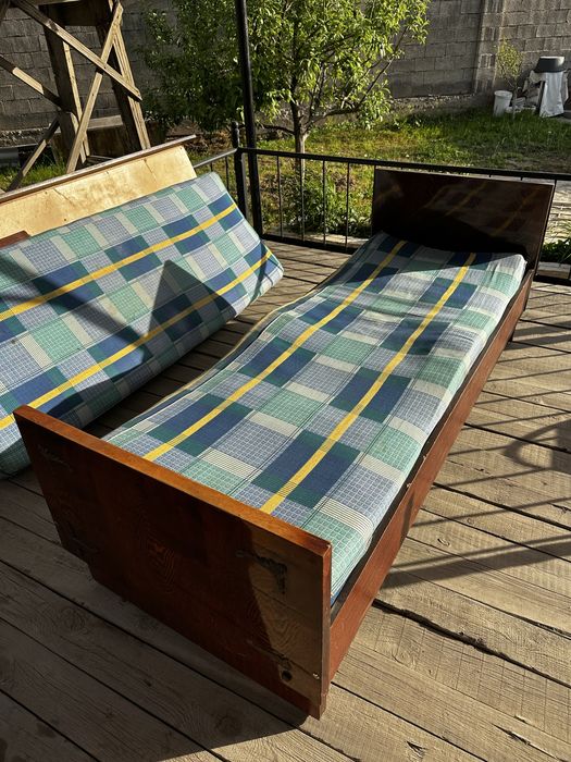 кровать с матрасом