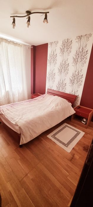 Vând mobilier dormitor cu pat, noptiere, dulap îngust 2 uși, somiera