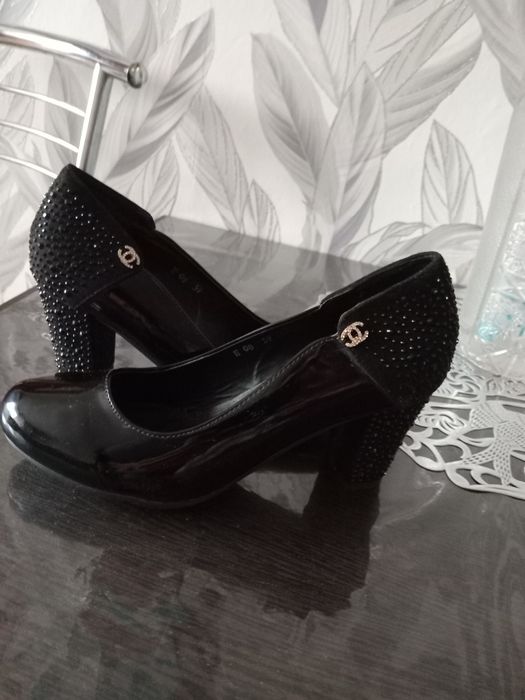 Продам  модельные туфли новые 39 размер