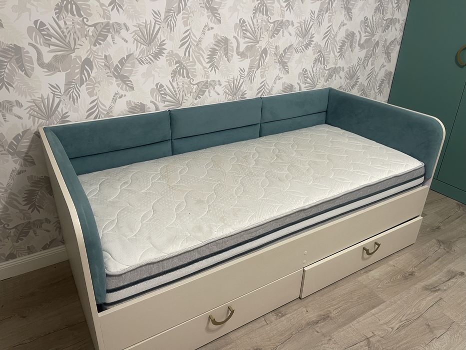 Детская кровать, стол