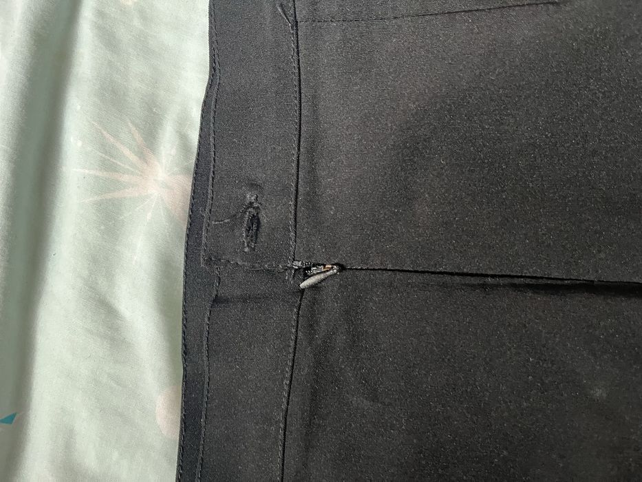 Черна пола, има дантелен плат в краищата