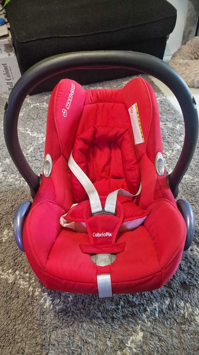 Комплект столчета за кола Maxi-Cosi FamilyFix база + CabrioFix + Pearl – употребявани, в добро състояние