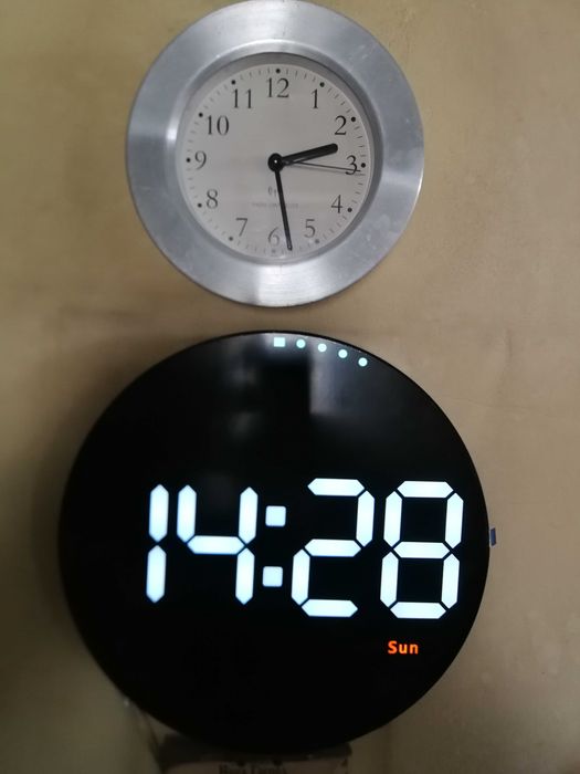 Продавам нов голям стенен електронен часовник.