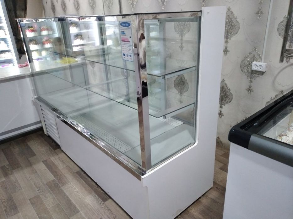 Витрина холодильник для пирожных