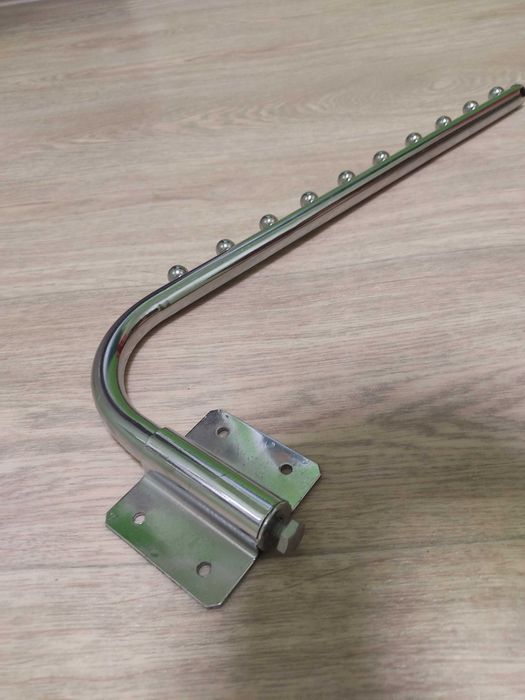 Вешалка металлическая.