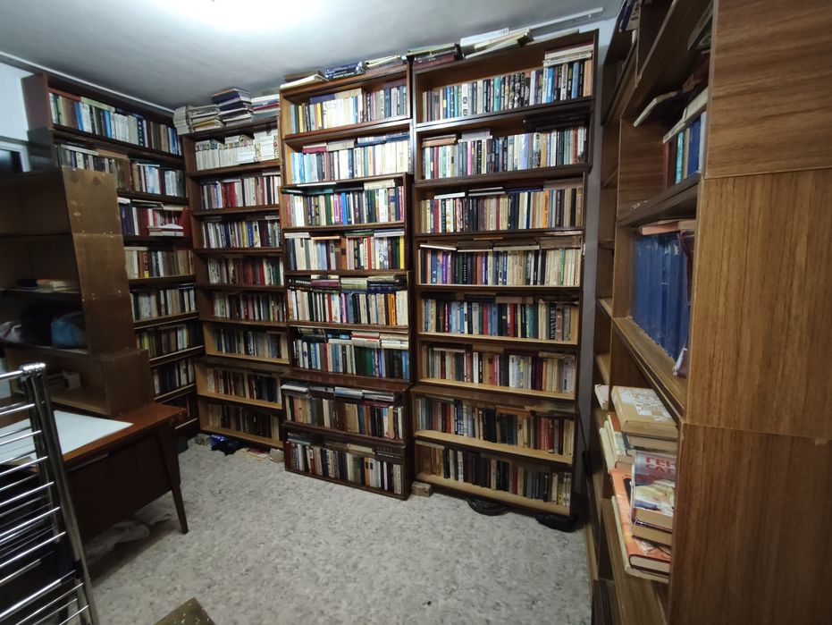 Продаются книги. В большом количестве. Оптом по 5.000 за книгу