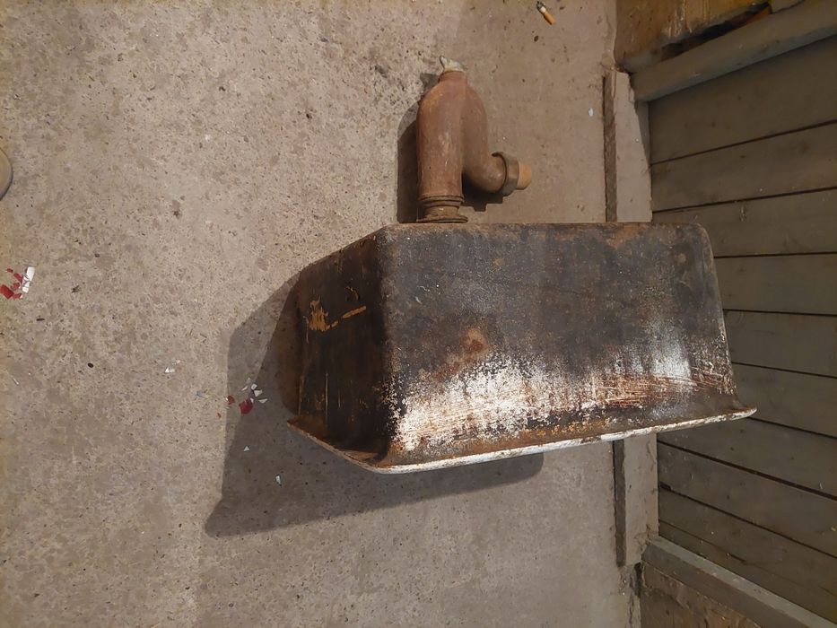 Чогунена мивка със сифон