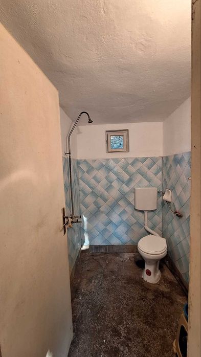 Продава къща с двор