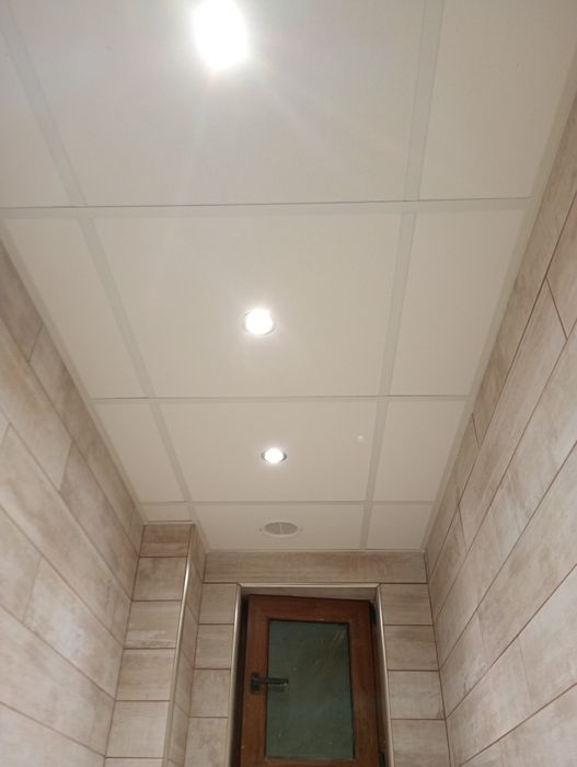 Растерен Окачен таван за баня  . Влагоустойчиви пана. Не мухлясва.