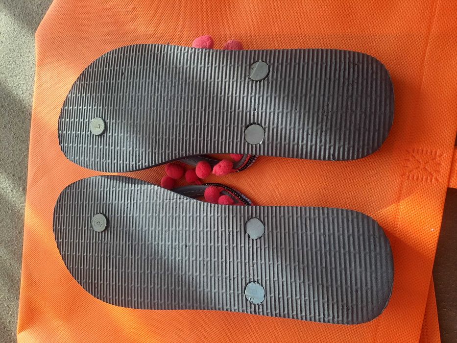 Нови летни джапанки с помпони