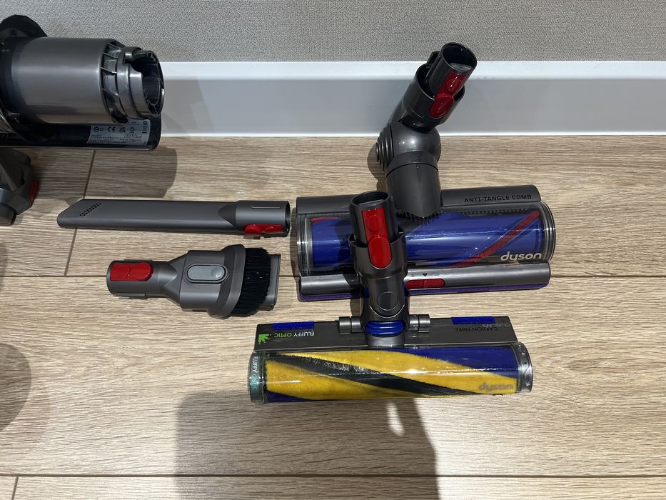 Вертикальный пылесос Dyson V15.