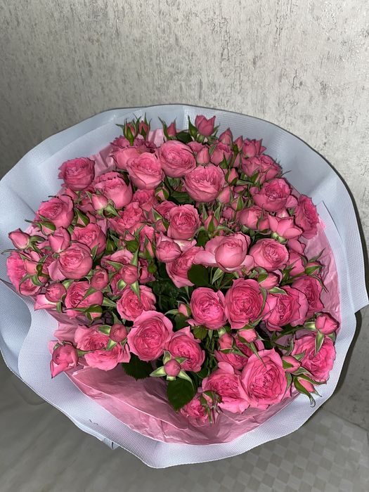 Большой букет кустовых роз