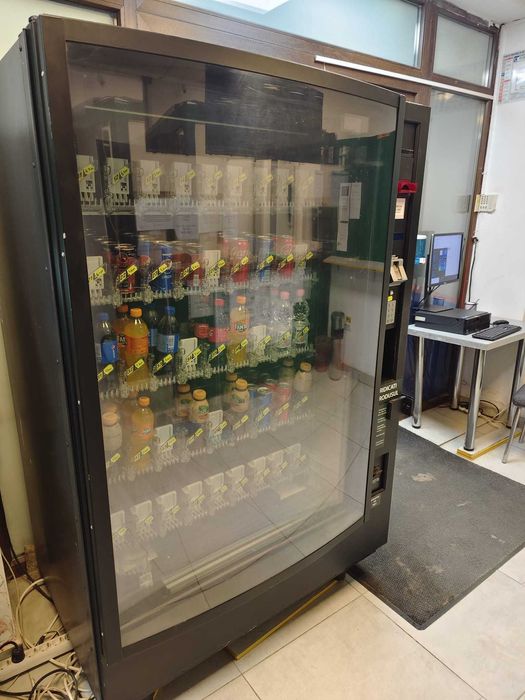 Aparat de bauturi vending cu lift