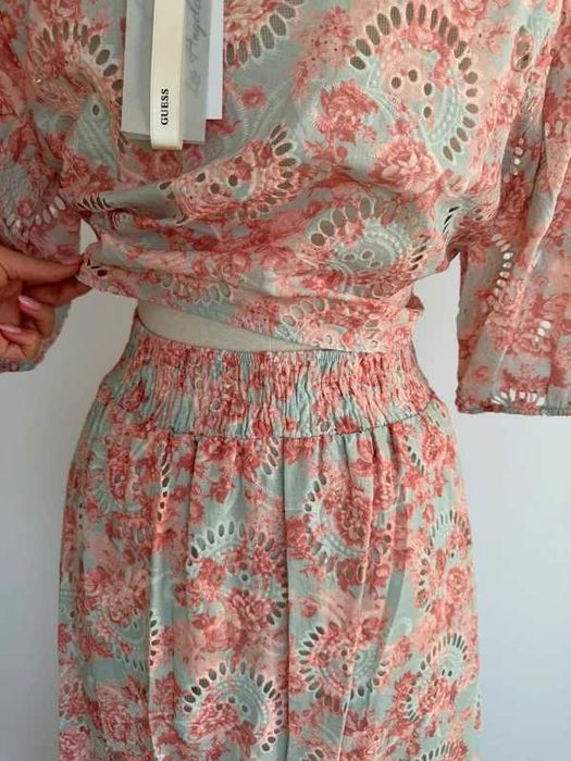 Set top cropped și fusta lungă , Guess