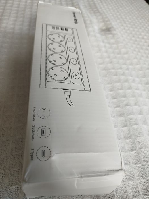 Ъглов разклонител с 4 гнезда,2 USB-A,2 USB-C