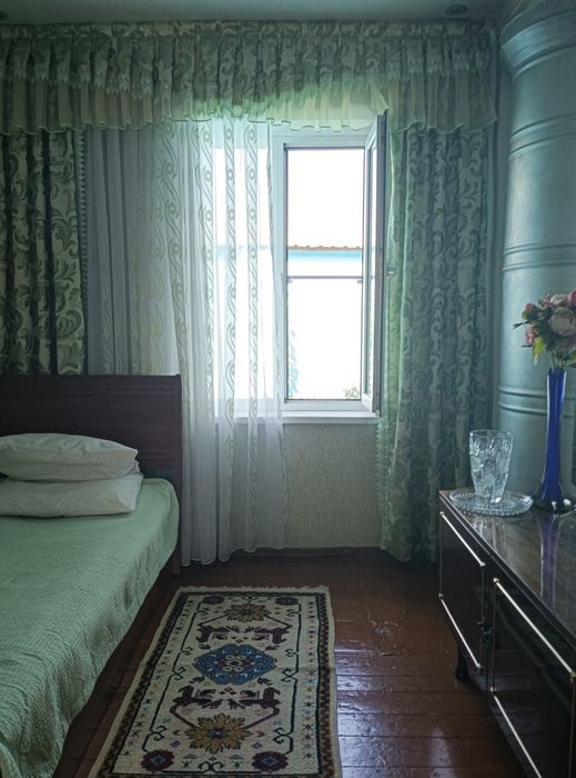 Яшнабадский район 2 дома. Во дворе.3.5. сот.