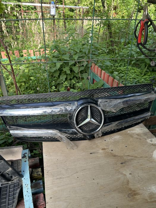 Продам решетку радиатора и бампера.