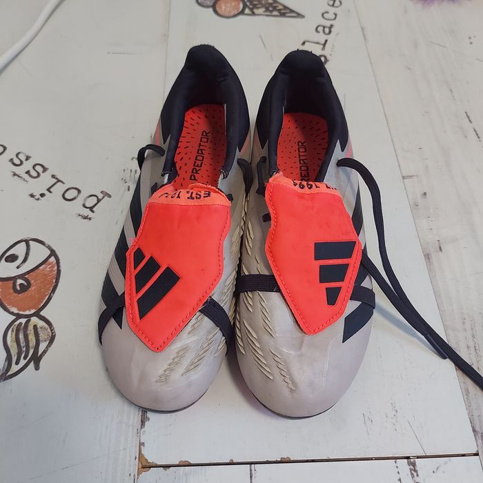 Ghete de fotbal addidas