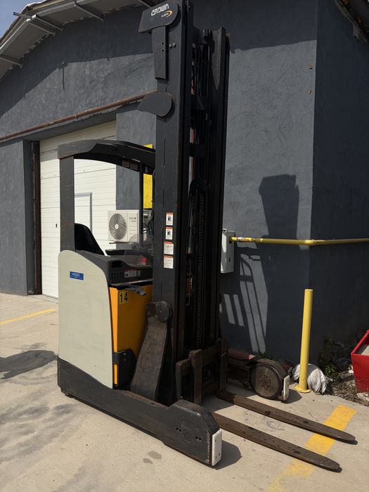 Stivuitor electric CROWN reach-truck