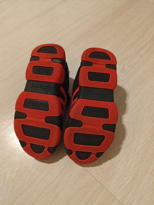 Кроссовки продам