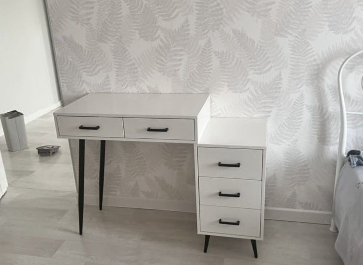 Макияжный столик продается