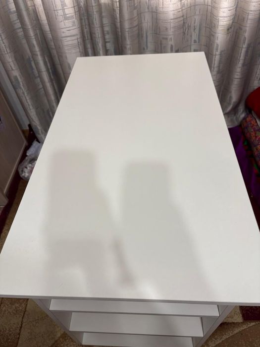 Стол белый продается без дефектов