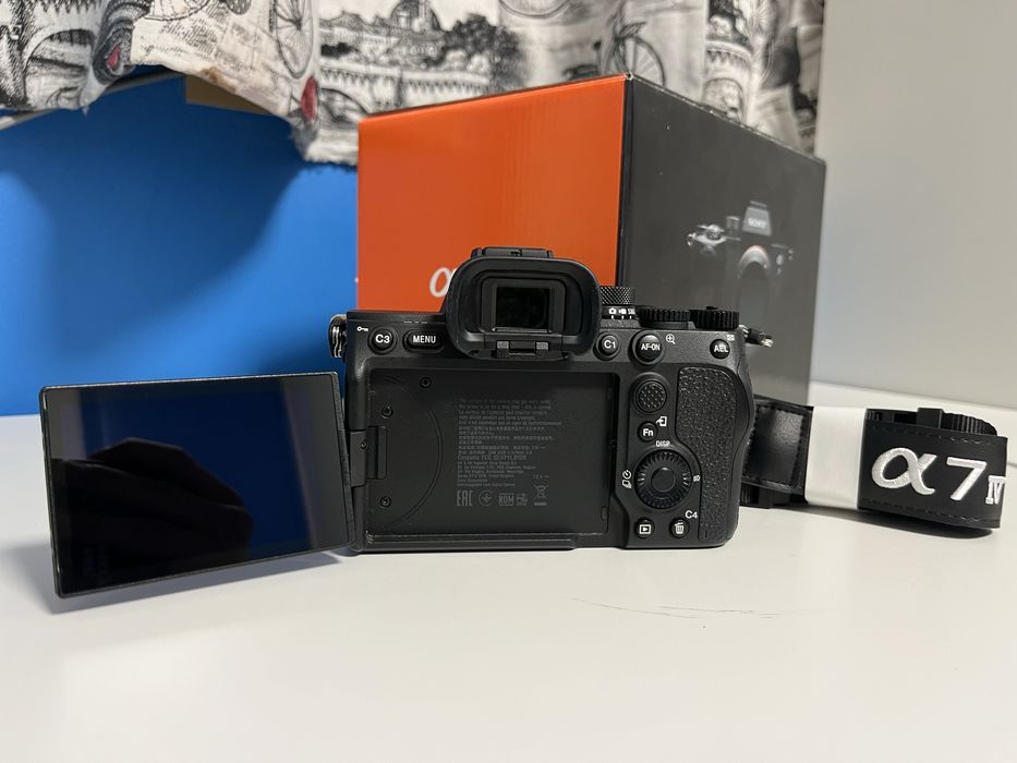 Продавам Sony A7 IV като нова и с 4 години оставаща гаранция