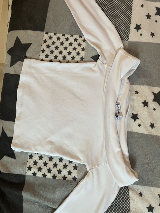 Bershka бяла блуза с голи рамена
