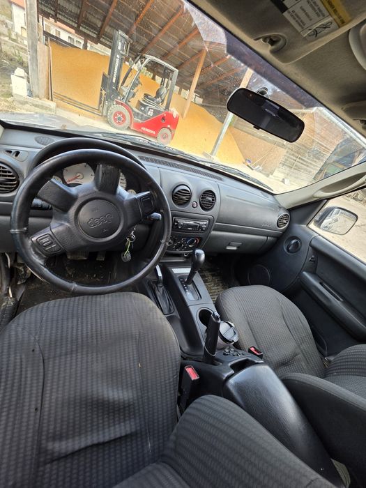 Vând jeep cherokee kj