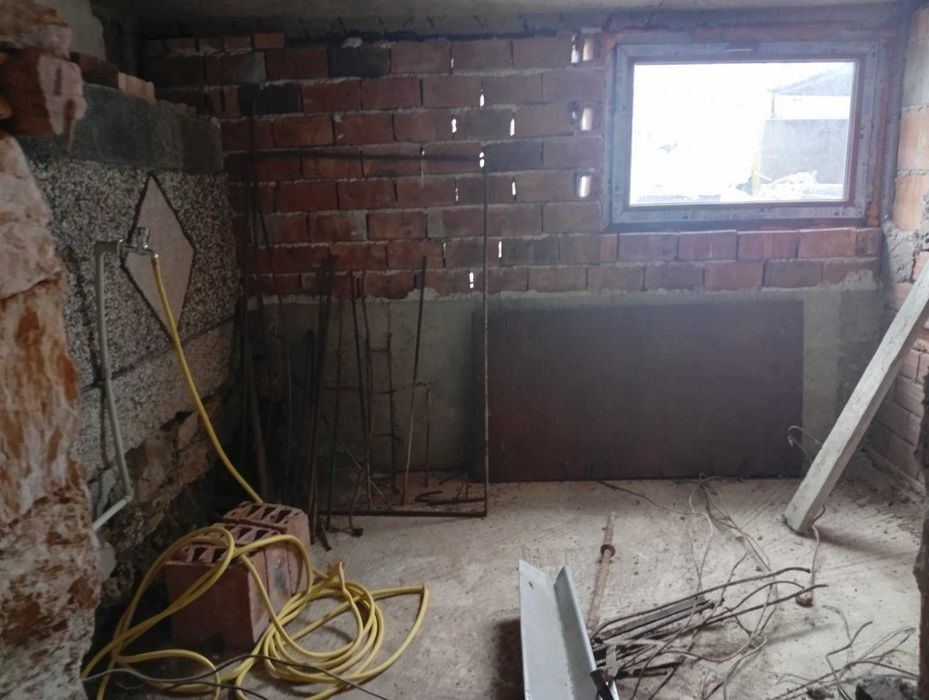 Двуетажна къща разположена в с.Динево,обл.Хасково