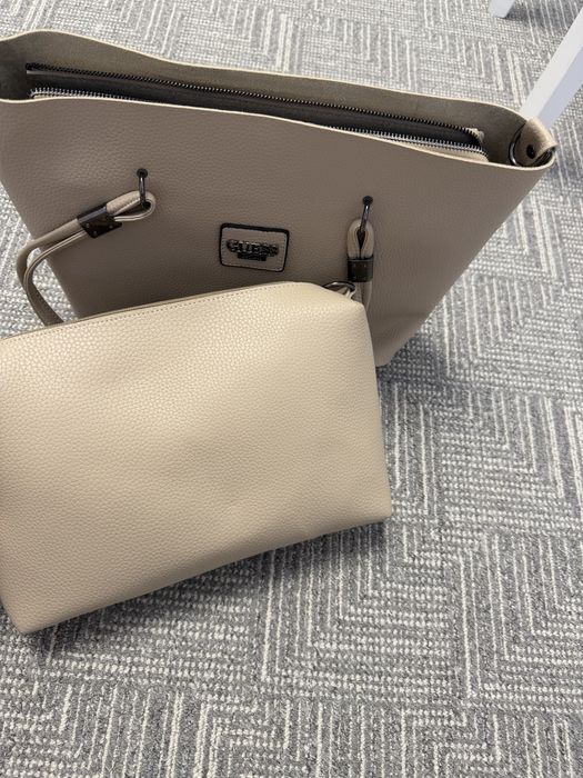 Елегантна дамска чанта GUESS в бежово + вътрешен несесер